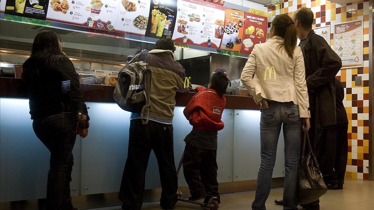 zentauroepp11802142 barcelona 19 11 2009      gente pidiendo la comida en el ken200323132043