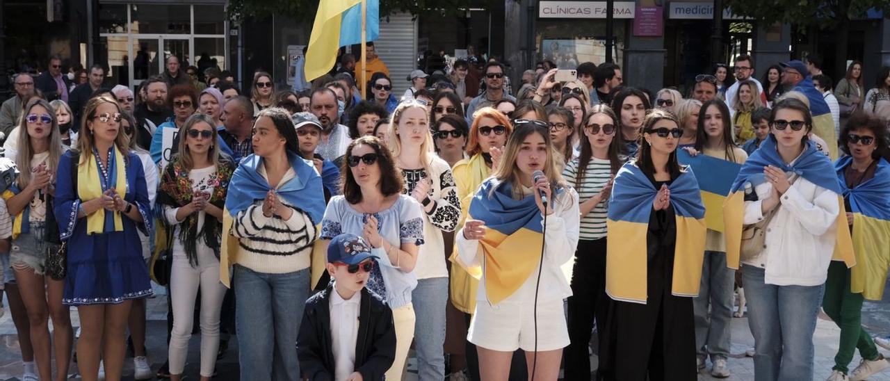 La concentración de ucranianos, ayer en el paseo de Begoña frente al Jovellanos. | Daniel González