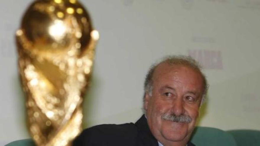 Vicente del Bosque realizó su ponencia con la Copa del Mundo como testigo.