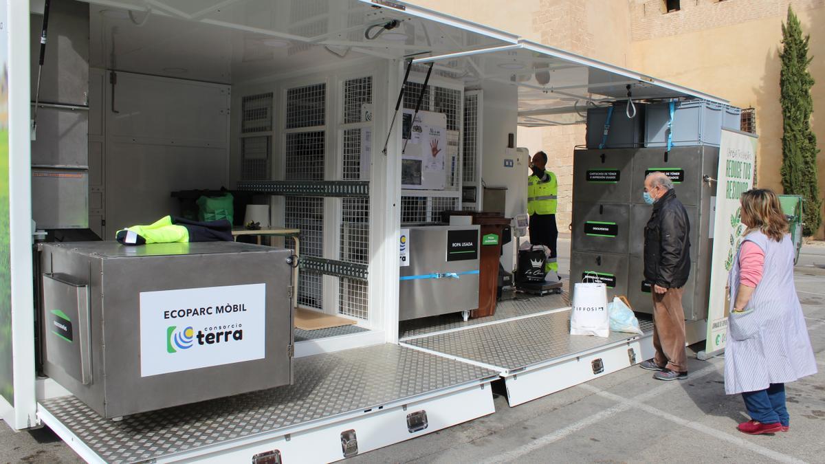 El ecoparque móvil del Consorcio Terra recorre los municipios para facilitar el reciclaje.