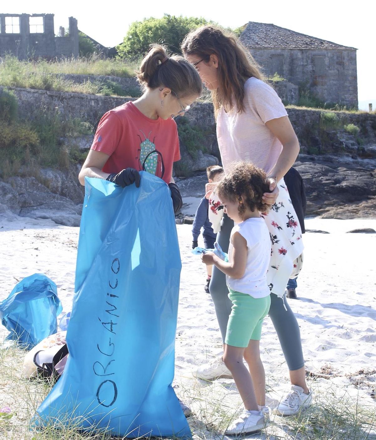 Durante la recogida de los residuos en la playa.