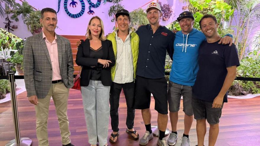 Autoridades locales con el equipo de Peter Salzmann. | E. D.