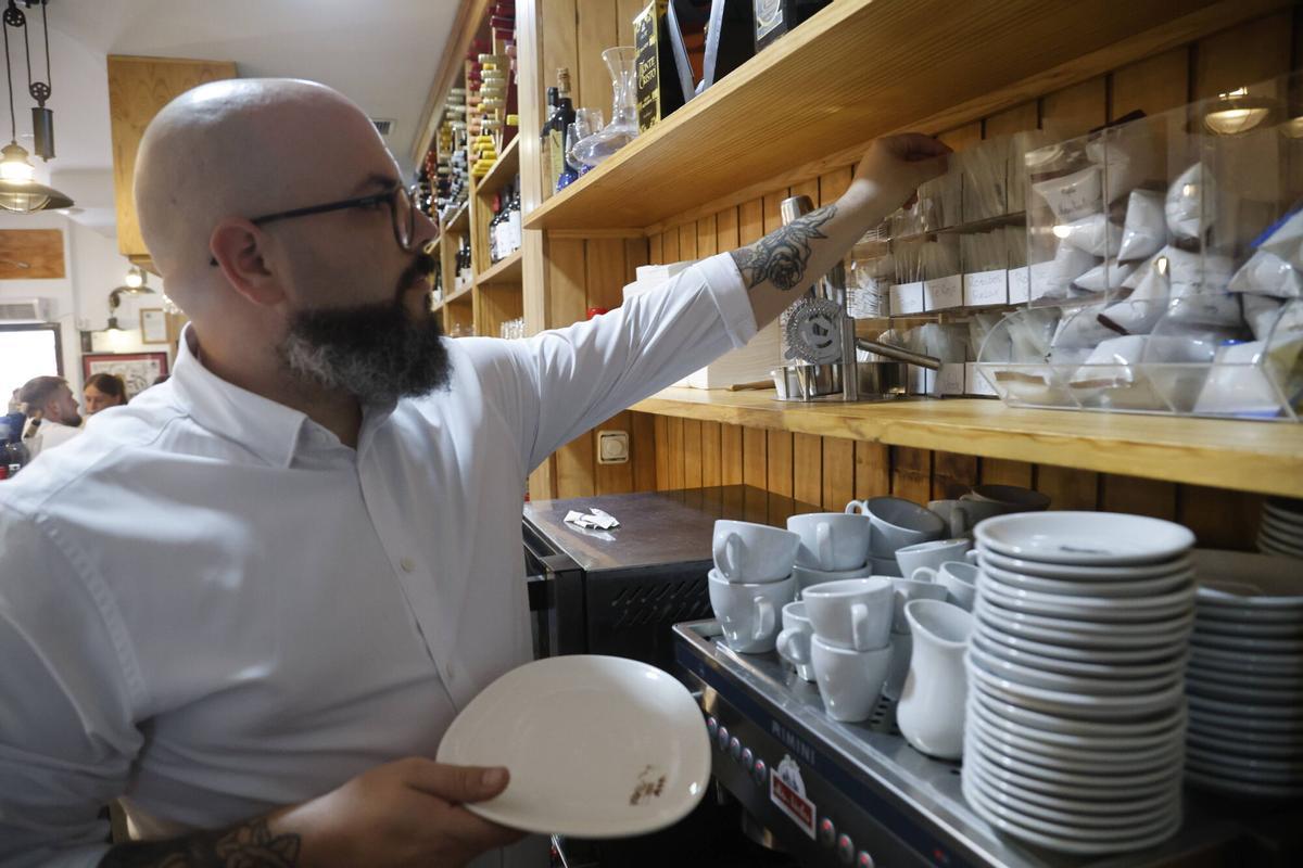 A.J.González Córdoba Reportaje bares y cafeterías sobre nueva normativa alimentaria sobre monodosis de azúcar café Colacao y edulcorantes