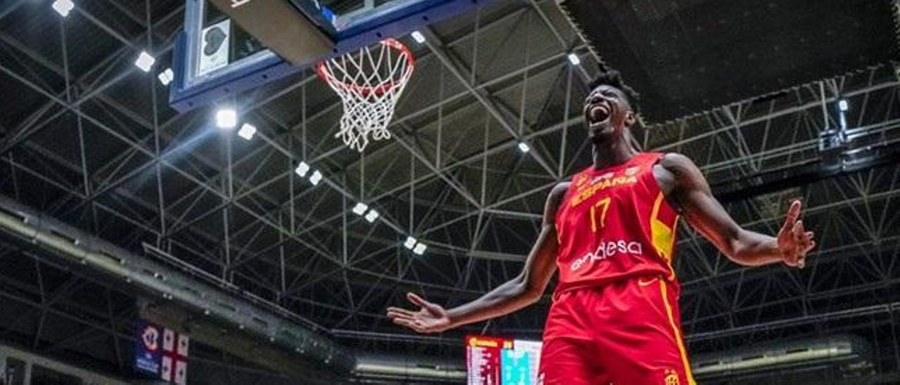 Yankuba Sima celebra una canasta como jugador de la selección española.