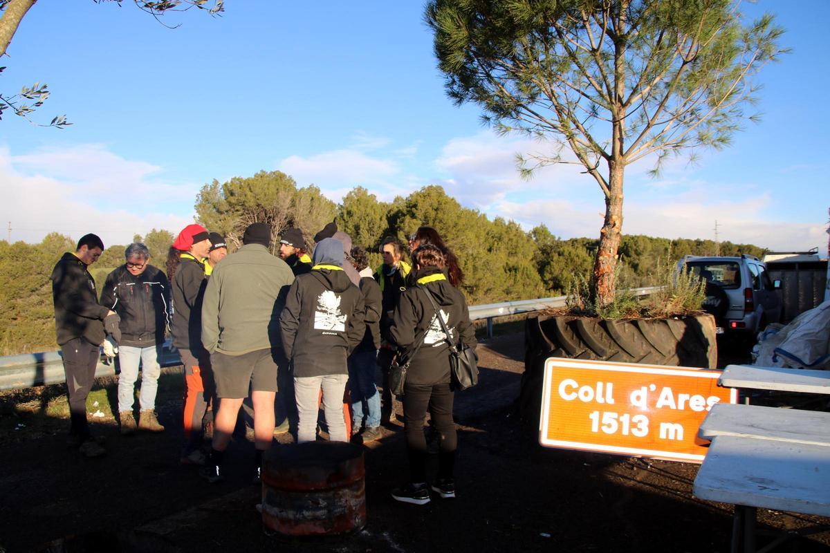 Un grup de pagesos reunits al tall de Pontós.