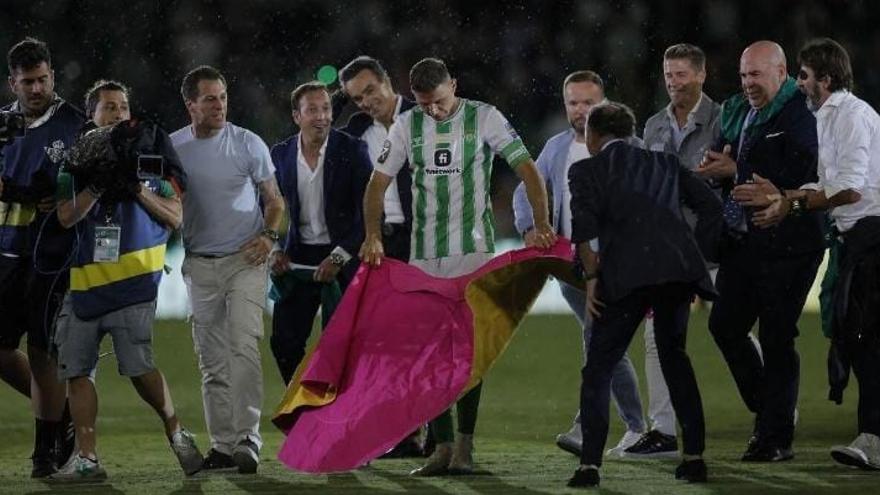 Joaquín Sánchez en el Villamarín, acompañado por leyendas del toreo, entre ellas, el murciano Pepín Liria.