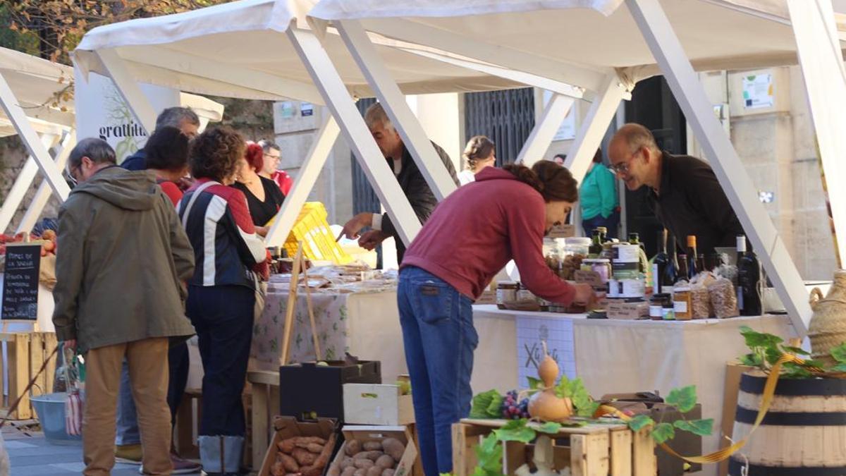 Varias personas se han acercado a la plaza Ramón y Cajal, donde se ha celebrado la lonja.