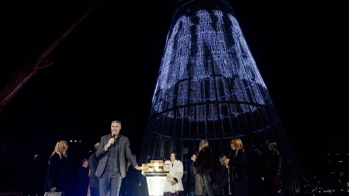 Badalona enciende su espectacular árbol de Navidad de 43 metros ante una plaza abarrotada