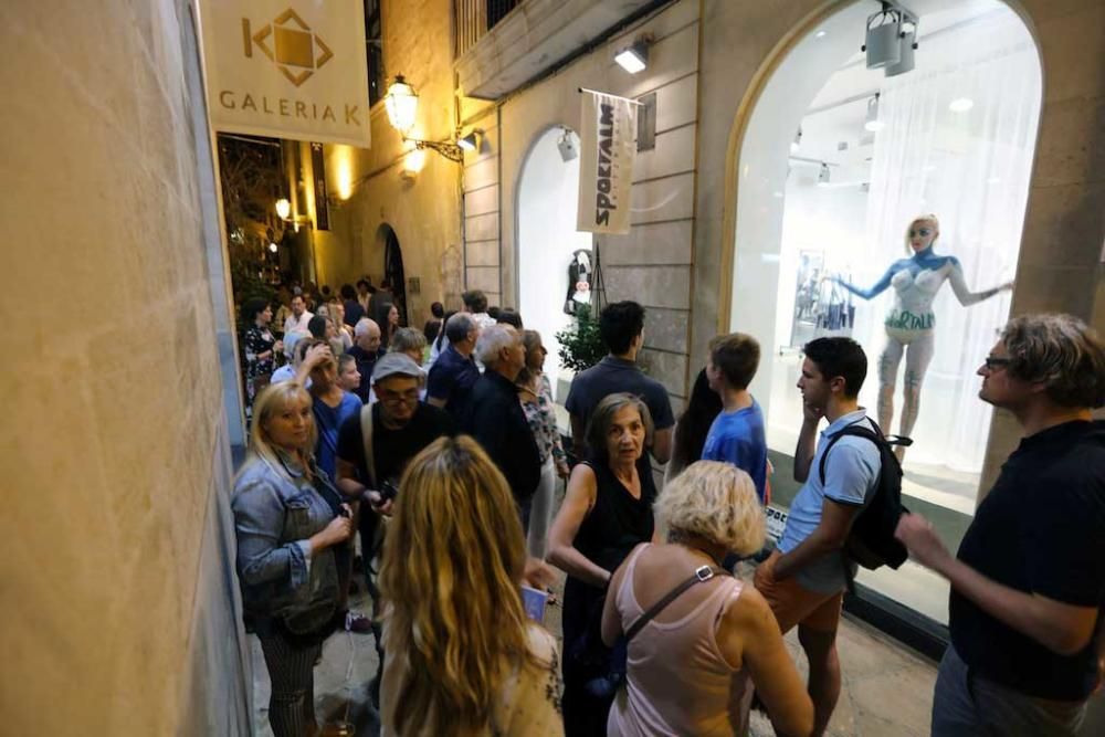 Kunst und Performance, Glamour und Selfies: Die Nit de l'Art in Palma erwies sich zu ihrer 20. Ausgabe am Samstag (17.9.) wieder als Publikumsmagnet. Die Straßen der Innenstadt füllten sich mit Einbruch der Dunkelheit, und Residenten wie Mallorca-Urlauber zogen von Galerie zu Galerie.