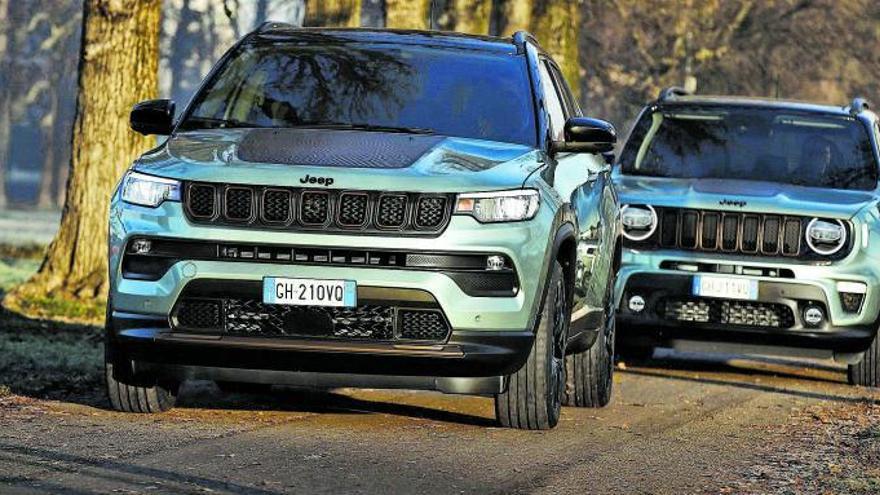 El Renegade y Compass  aumentan su oferta electrificada con esta variante de hibridación ligera. A la derecha, el interior del Compass Upland.  jeep