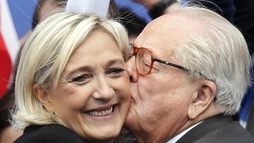 Jean-Marie Le Pen besa a su hija Marine.