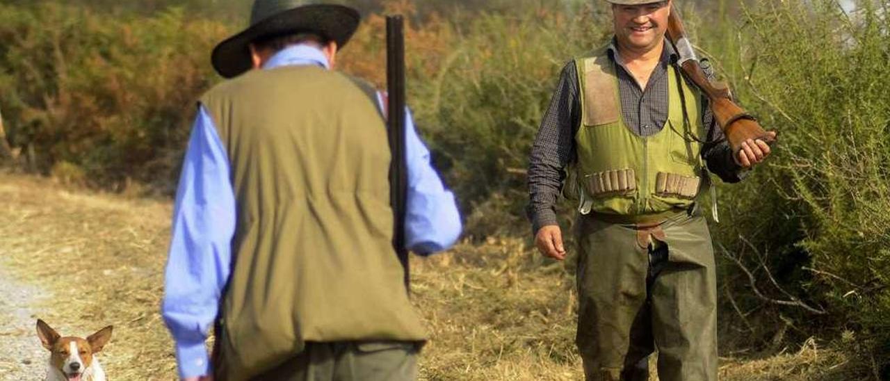 Dos cazadores con sus escopetas al hombro, en el monte Carrio. // Bernabé/Javier Lalín