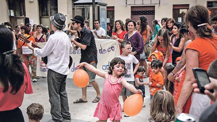 La gente se vistió de naranja para celebrar el inicio de las fiestas de Gràcia.