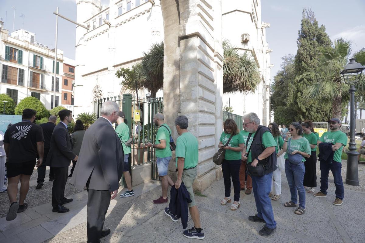 Camisetas verdes se plantan en un acto de Prohens para protestar contra el acuerdo entre PP y Vox