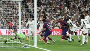 Lunin saca el balón de la portería durante el clásico.