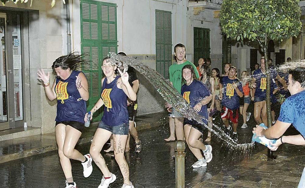 Los ‘ajos’ de Sant Llorenç cumplen 25 años corriendo a remojo