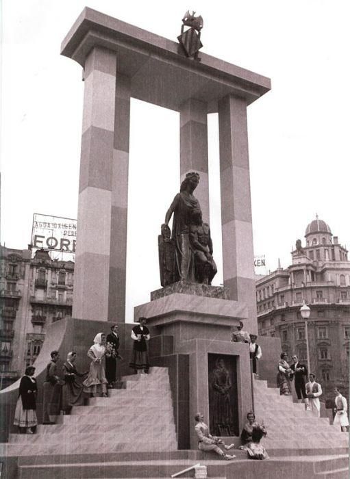 1958: "Monumento a la Riada" Artista: Juan Huerta Gasset