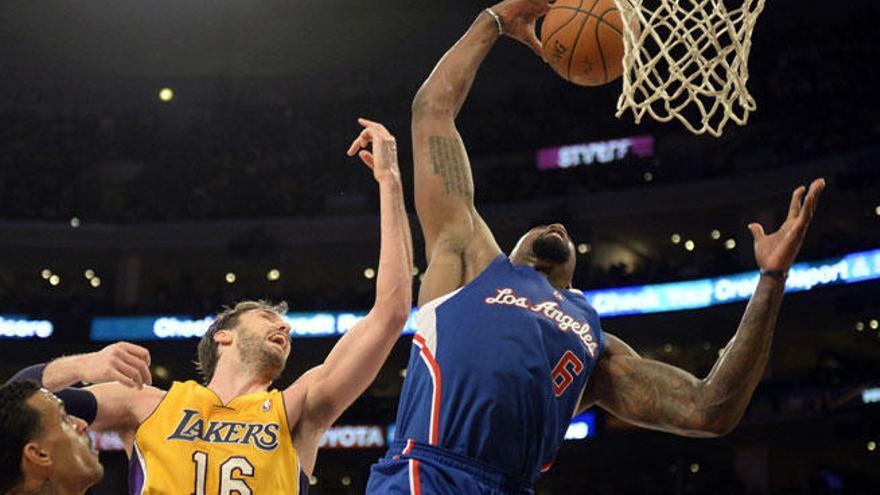 Una acción del partido entre los Clippers y los Lakers.