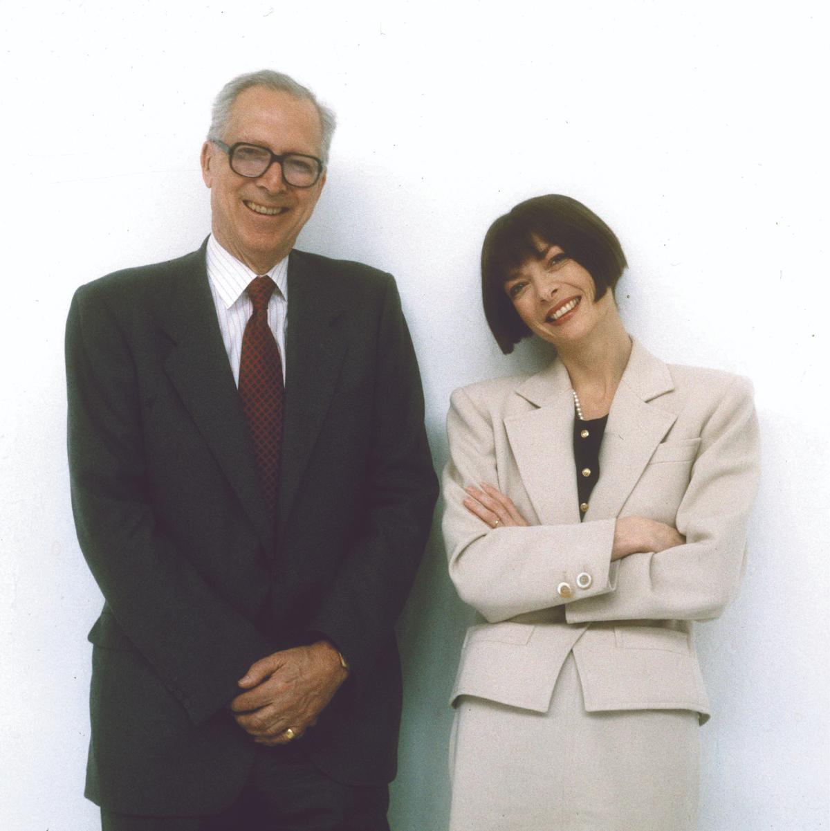 Anna con su padre, Charles Wintour, cuando consiguió su primer trabajo como editora jefe del 'Vogue' británico, en 1986.