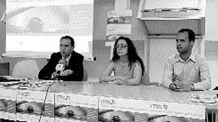 Los profesores Xavier Labandeira, Pilar Piñeiro y Miguel Rodríguez. / j.d.a.