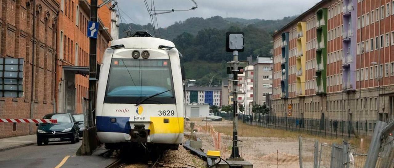 Un tren de Feve, circulando por la zona del soterramiento a la altura de Valnalón.