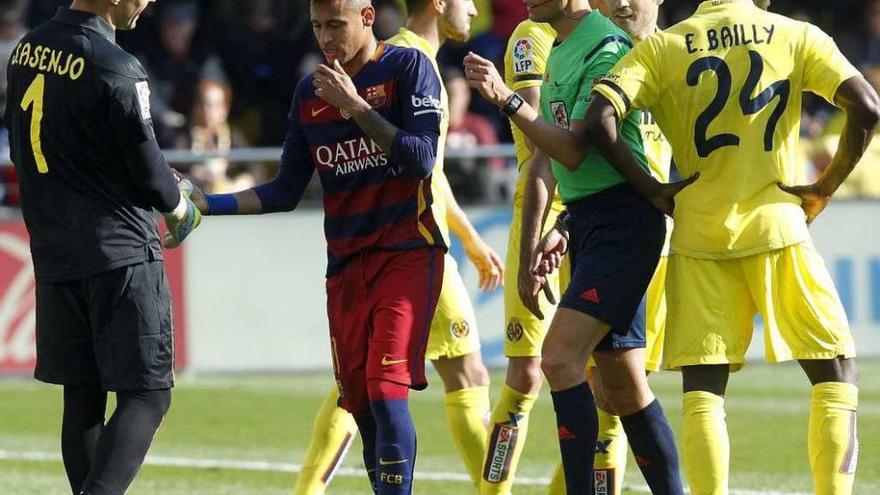 El portero Sergio Asenjo, junto a Neymar tras el penalti señalado por Sánchez Martínez, a la derecha junto a Bailly.