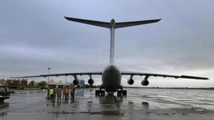 Un avión procedente de Shanghai con toneladas de material sanitario, en la pista tras aterrizar en la base aerea de Torrejon de Ardoz.