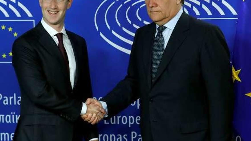 Zuckerberg (izda.) saluda a Antonio Tajani. // Yves Herman