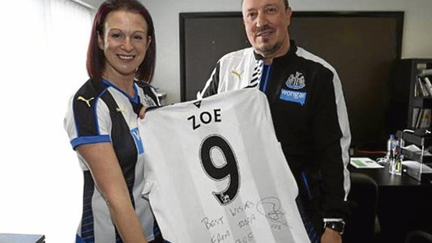 Benítez regala una camiseta a una hincha del Newcastle que se cayó en el debut del técnico