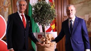 Collboni con el alcalde de Ramala y el olivo que Barcelona ha regalado a la ciudad palestina