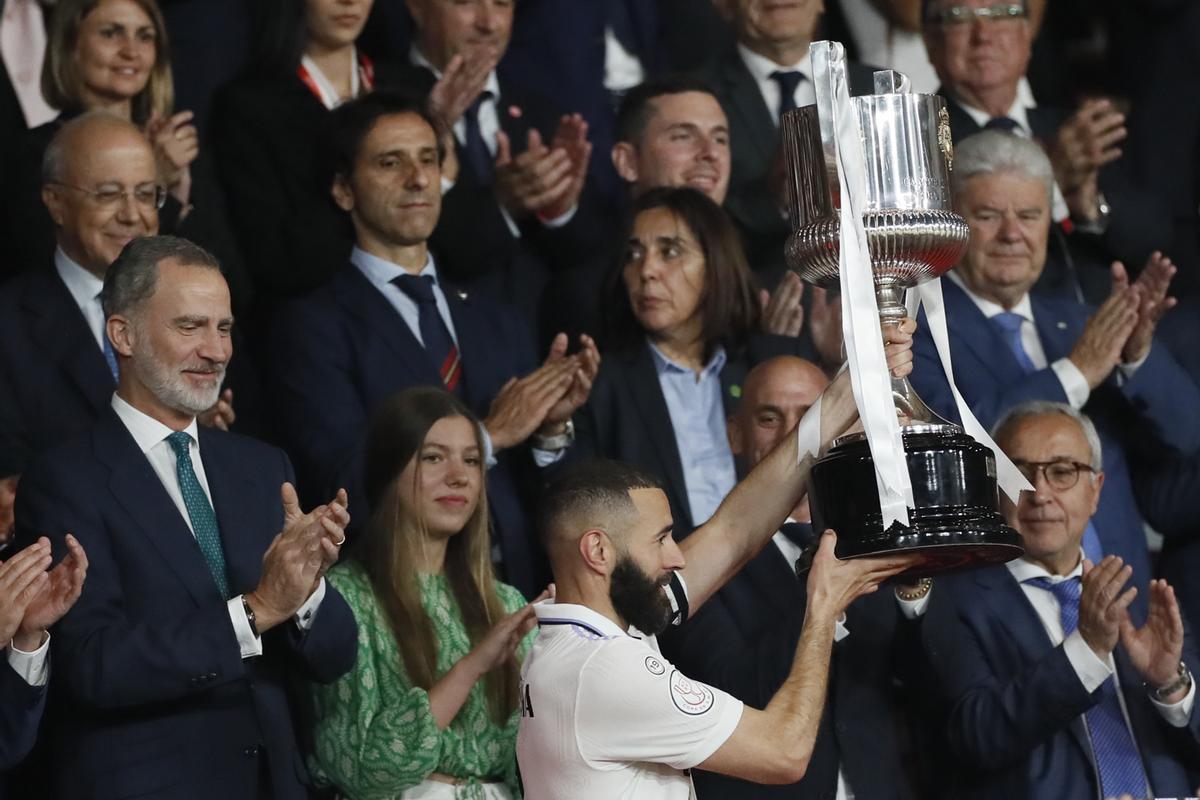 SEVILLA, 06/05/2023.- El capitán del Real Madrid, Karim Benzema levanta la Copa de S.M. El Rey entregada por Felipe VI tras vencer 2-1 a Osasuna en la final de la Copa del Rey de fútbol este sábado en el estadio de La Cartuja de Sevilla. EFE/ Jose Manuel Vidal