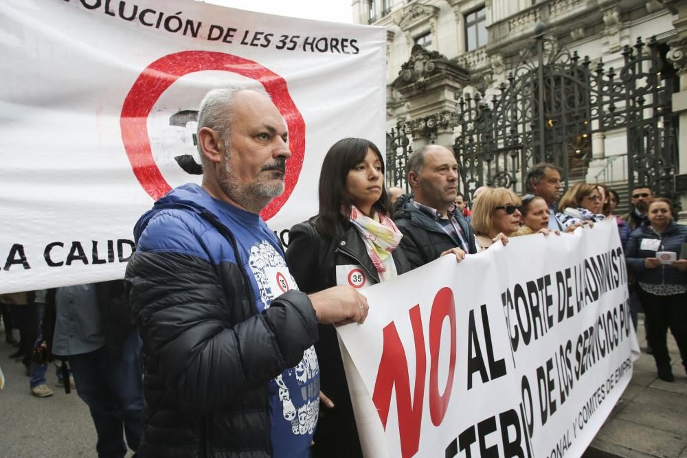 Protesta de funcionarios durante la celebración del pleno de la Junta General del Principado