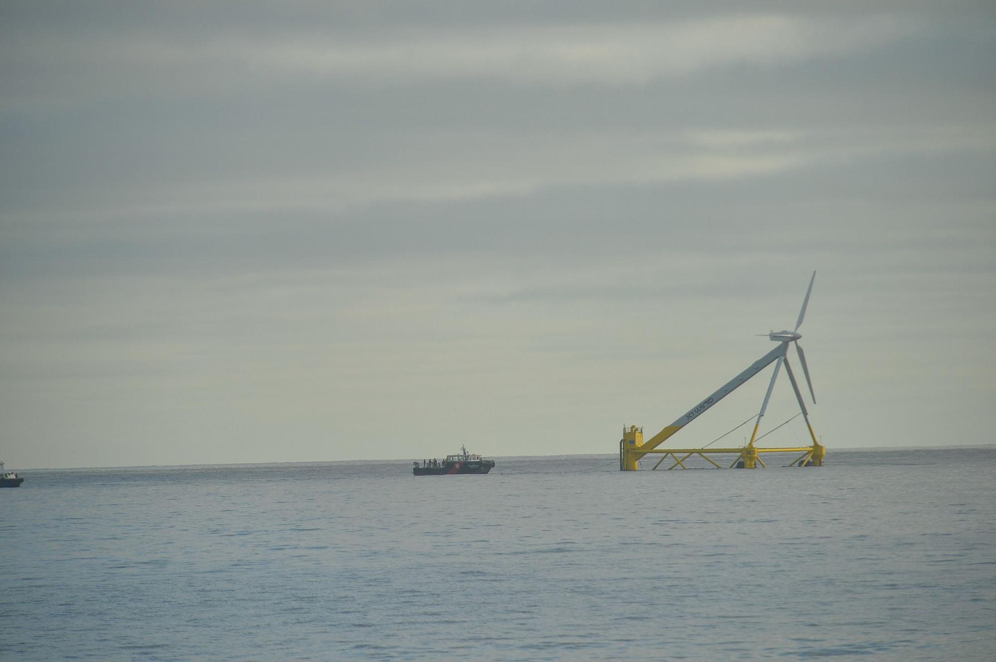 Traslado del aerogenerador flotante en San Cristóbal