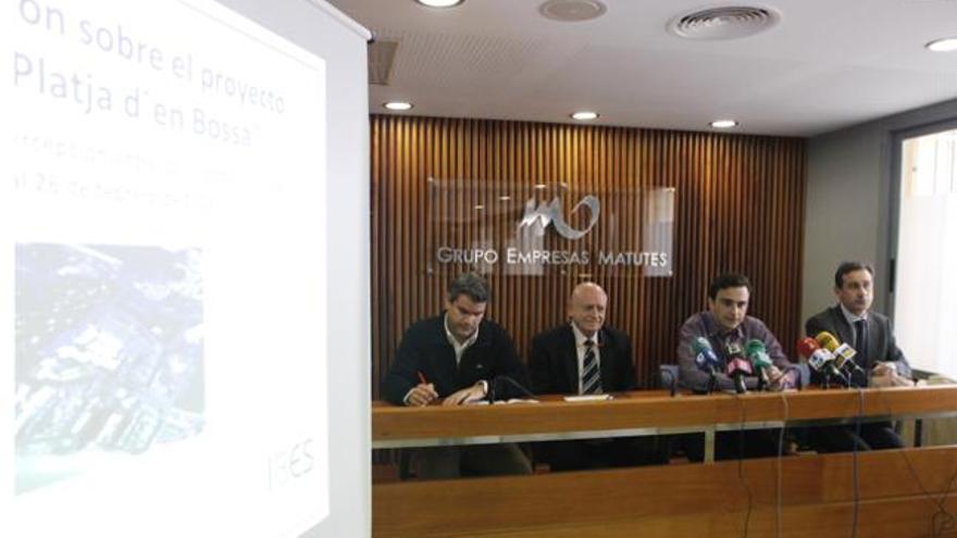 Abel Matutes padre e hijo, en el centro, con dos representantes del IBES.