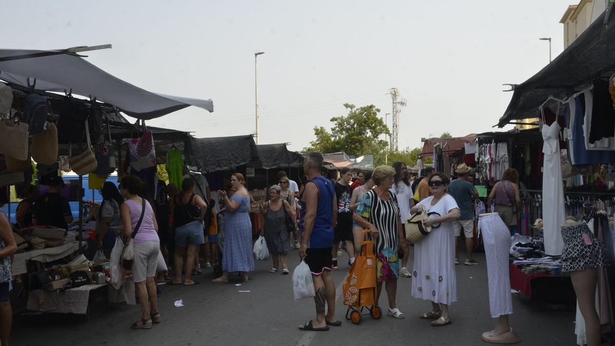 Imagen de archivo del mercado ambulante en la zona de la playa de Moncofa, cuyos vecinos denuncian molestias.