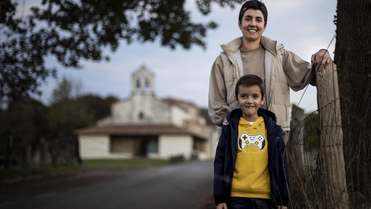 TAMARA SAMARTINO Y SU HIJO FRENTE A LA IGLESIA DE SANTIAGO EN SARIEGO