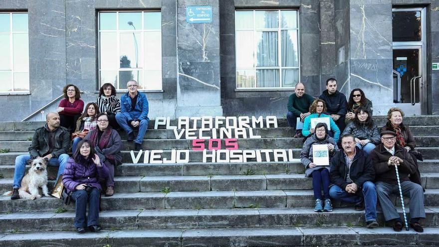 Miembros de la plataforma vecinal SOS Viejo Hospital, ayer, en la presentación de sus propuestas.