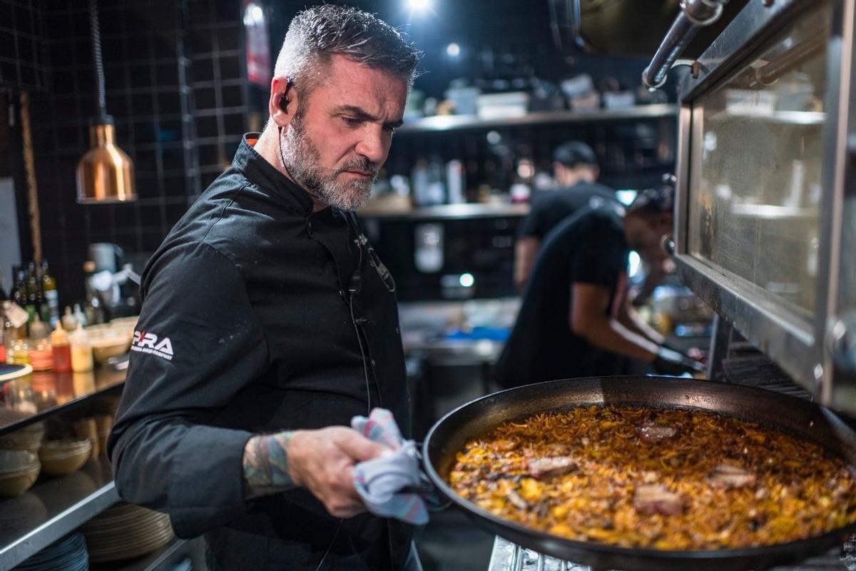 Rubén Iborra comprueba el 'rossejat' del fideuá de 'foie' y presa ibérica