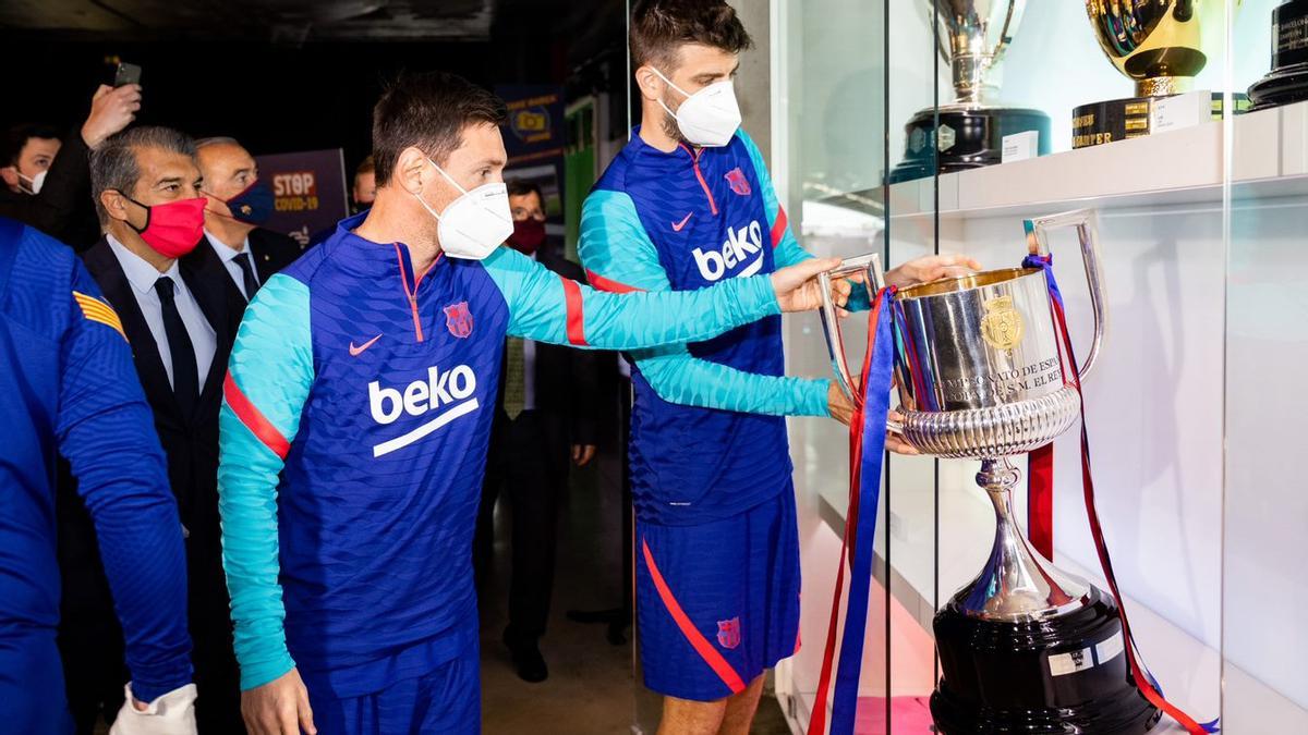 Los capitanes colocan la Copa del Rey en el Museo