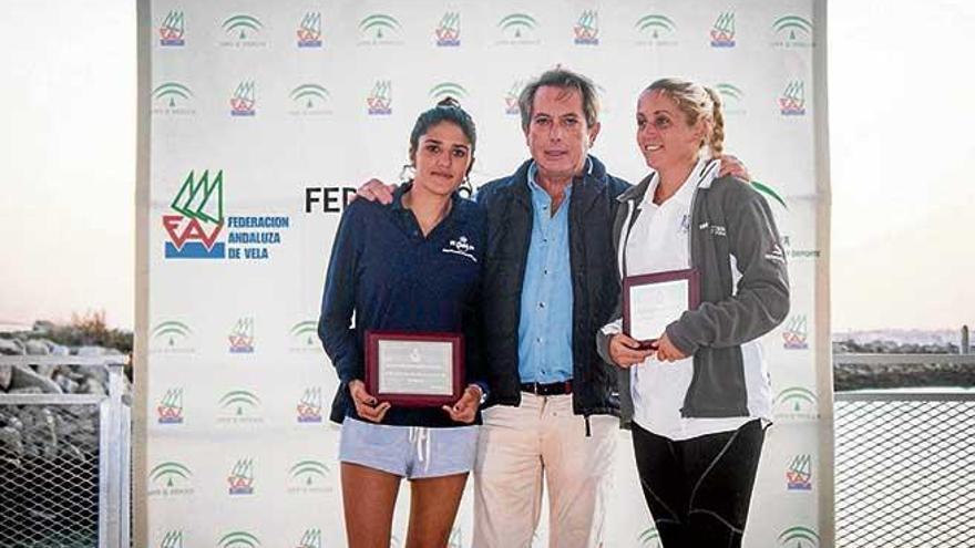 Laura Akrich y Clara Llabrés posan ayer tras su triunfo con el presidente de la Andaluza, Francisco Coro.