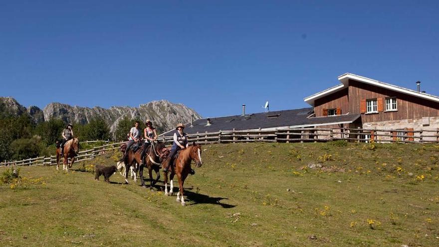 Turistas a caballo en Brañagallones.