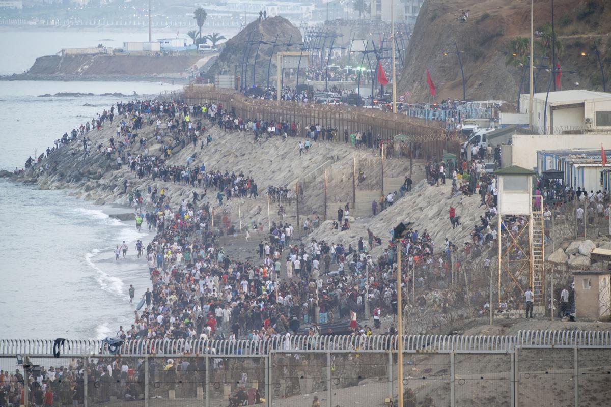 31/07/2026 Decenas de migrantes intentan traspasar la frontera entre Ceuta y Marruecos, a 31 de julio de 2026,