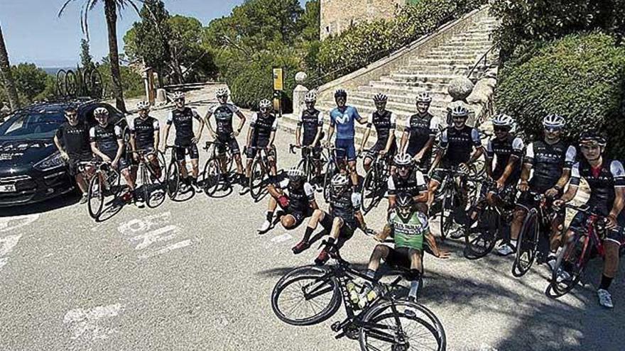 Los ciclistas del Arabay posan con Mas en Montision de Porreres.