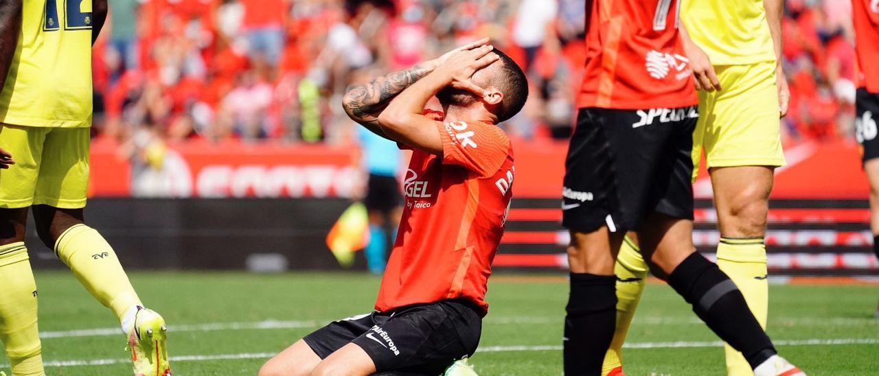 Dani Rodríguez se lamenta sobre el césped de Son Moix en un partido reciente.