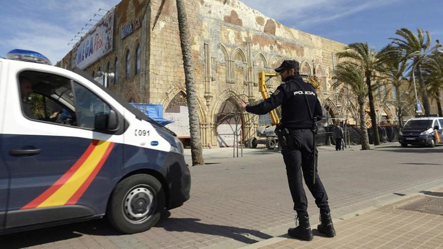 Un policía nacional, frente al Megapark de la Playa de Palma.