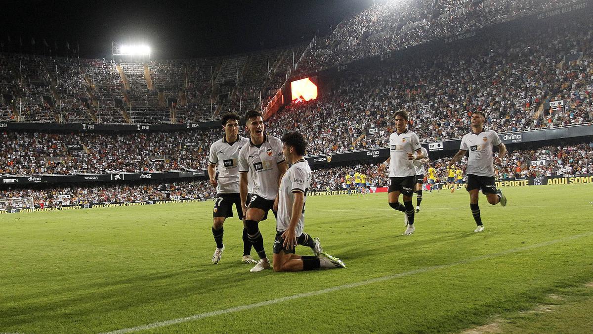 Mestalla estalló en su último partido con la victoria del equipo, que significaba la segunda seguida del curso
