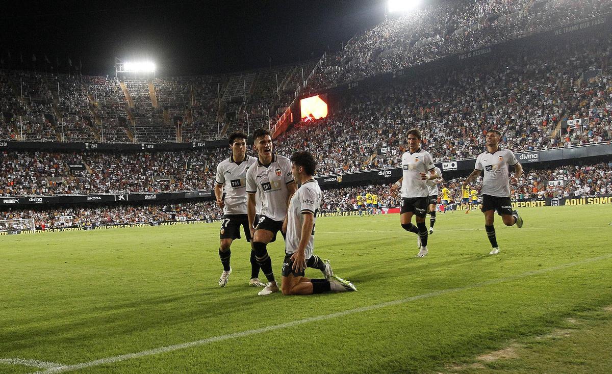 Mestalla estalló en su último partido con la victoria del equipo, que significaba la segunda seguida del curso