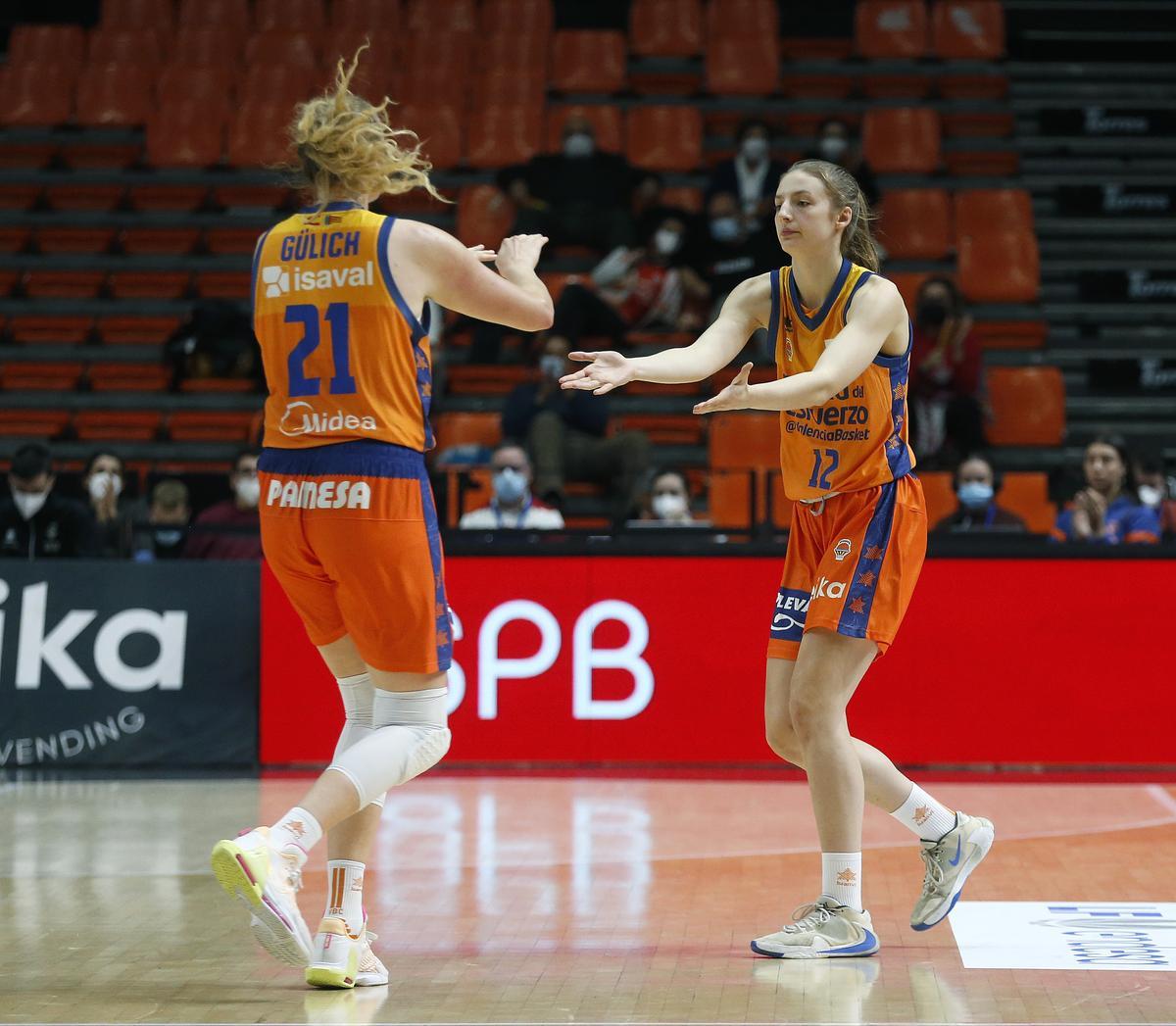 Emily Kalenik, joven pívot polaca que se ha estrenado con el primer equipo del Valencia Basket