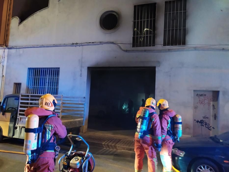 Incendio en un taller de coches de Benetússer