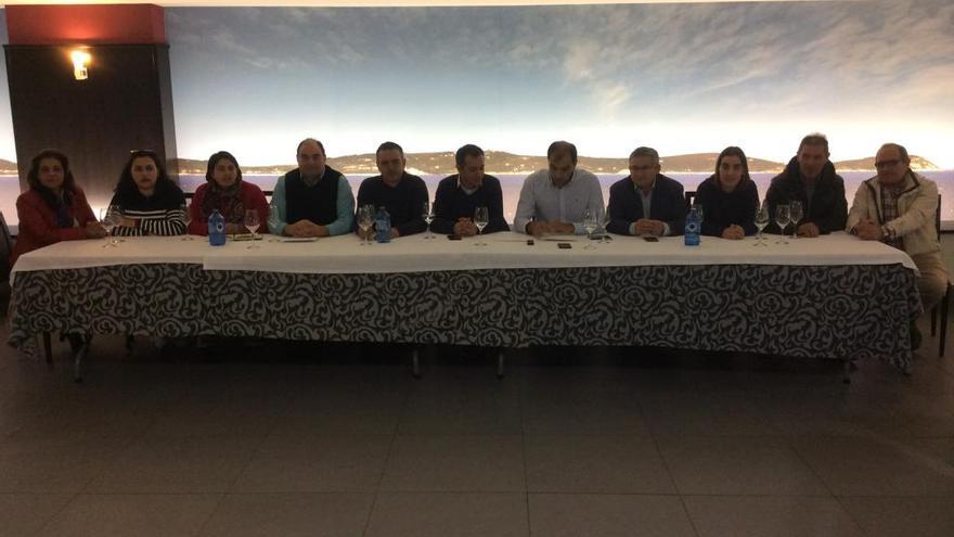 La reunión en Bueu de los representantes del PP. // G.Núñez
